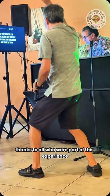 Foto real de la noche de karaoke con la pantalla de letras y los invitados bailando en La Divina Commedia Coronado