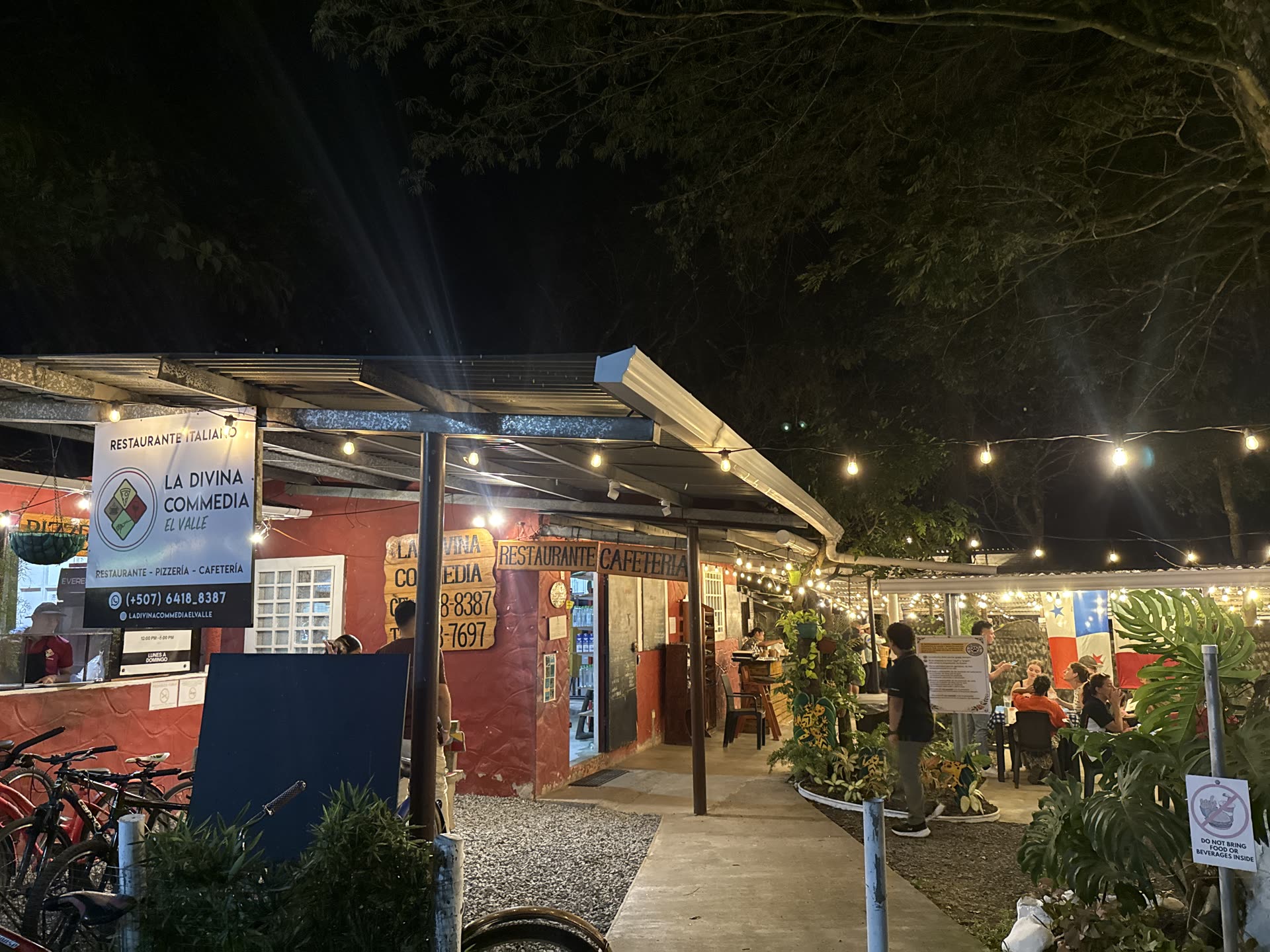 Fachada real de La Divina Commedia El Valle, de noche